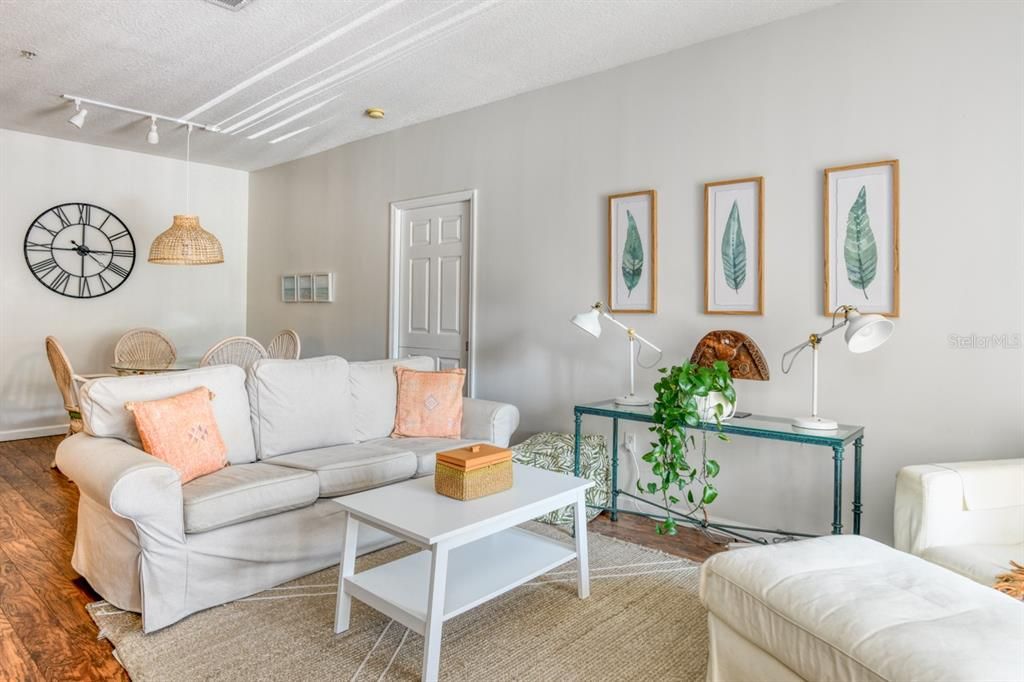 For Sale: $199,000 (2 beds, 2 baths, 1131 Square Feet)