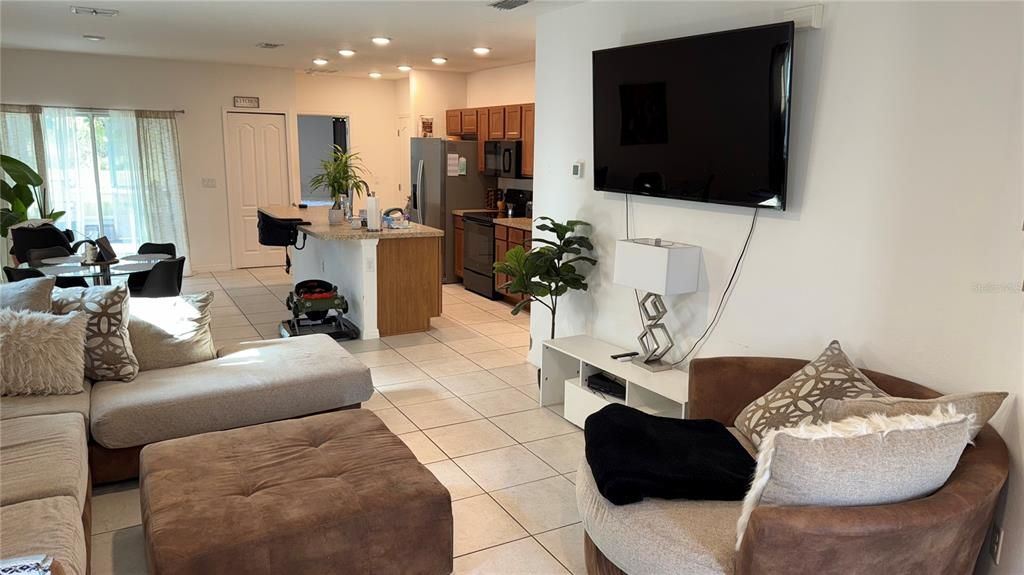 出租: $2,095 (3 贝兹, 2 浴室, 1303 平方英尺)