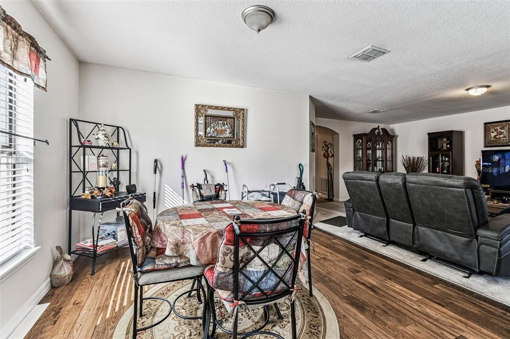 待售: $299,000 (3 贝兹, 2 浴室, 1613 平方英尺)