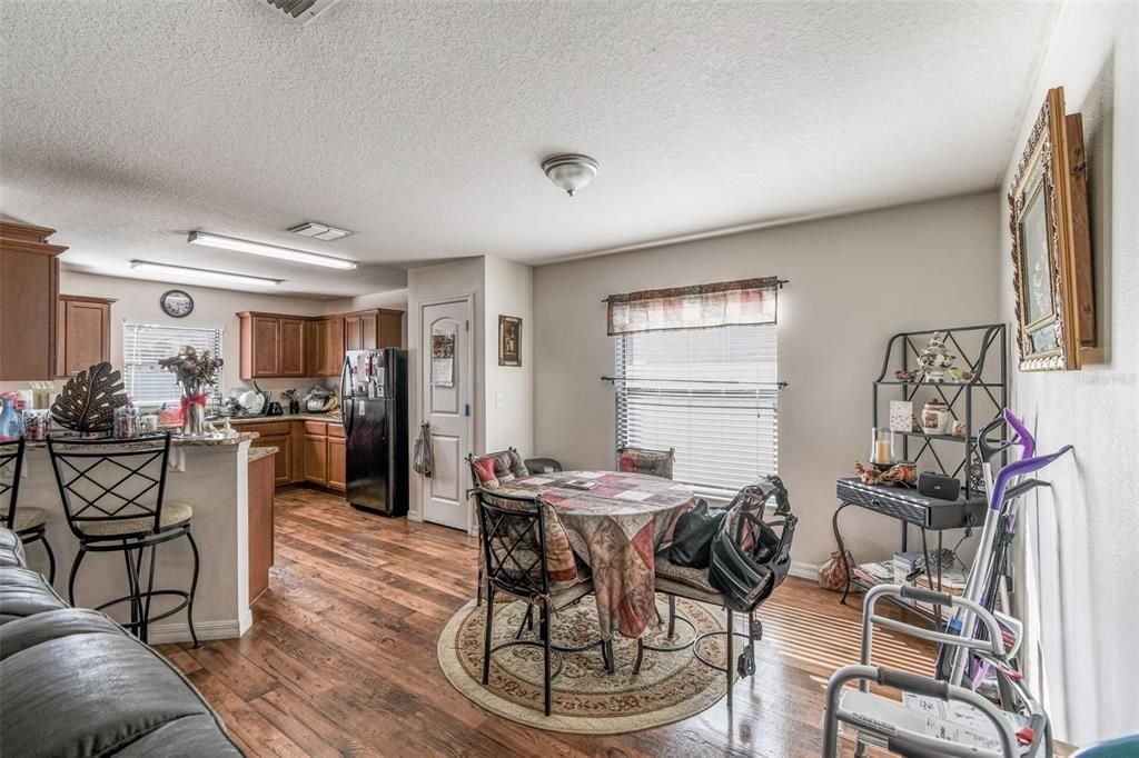 待售: $299,000 (3 贝兹, 2 浴室, 1613 平方英尺)