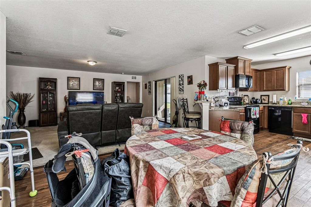 待售: $299,000 (3 贝兹, 2 浴室, 1613 平方英尺)