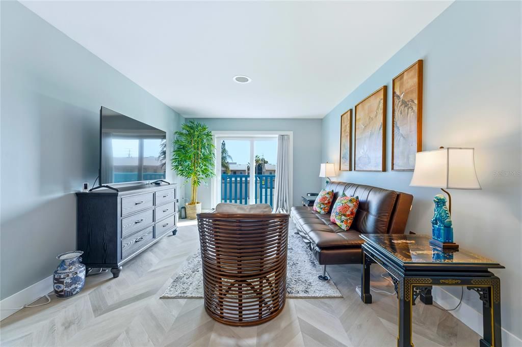 待售: $159,000 (1 贝兹, 1 浴室, 726 平方英尺)