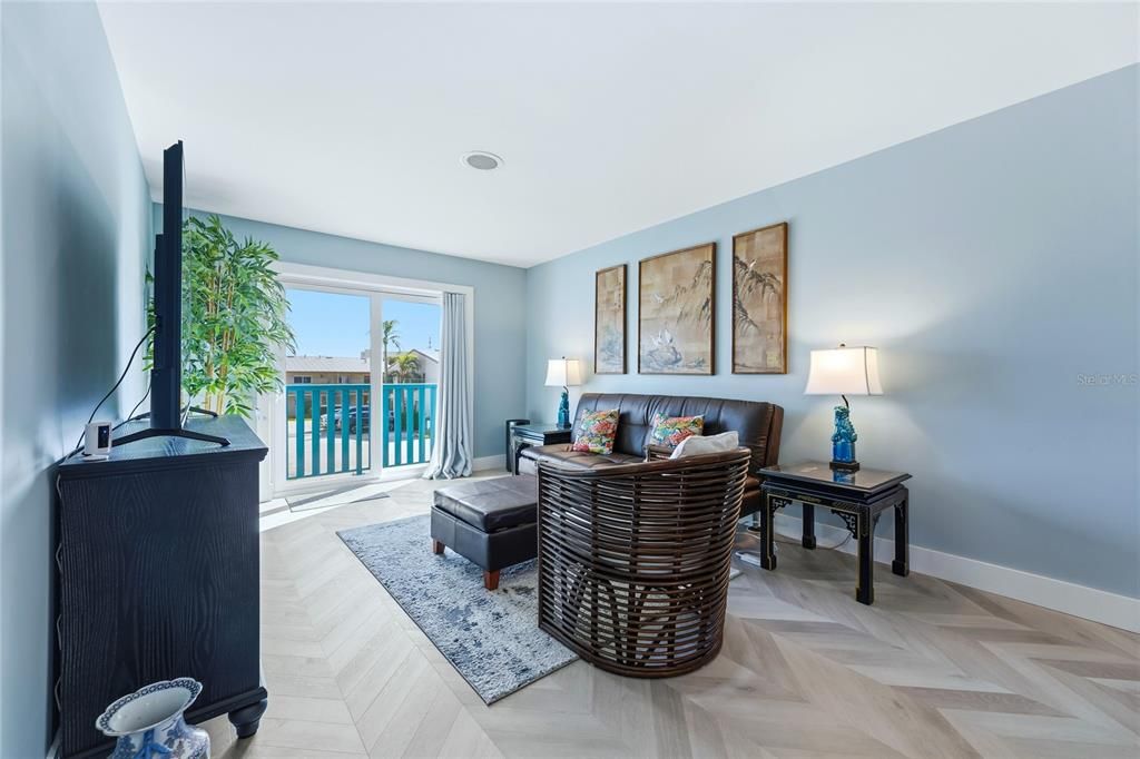 待售: $159,000 (1 贝兹, 1 浴室, 726 平方英尺)