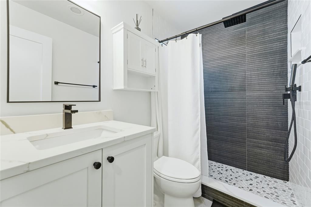 待售: $159,000 (1 贝兹, 1 浴室, 726 平方英尺)