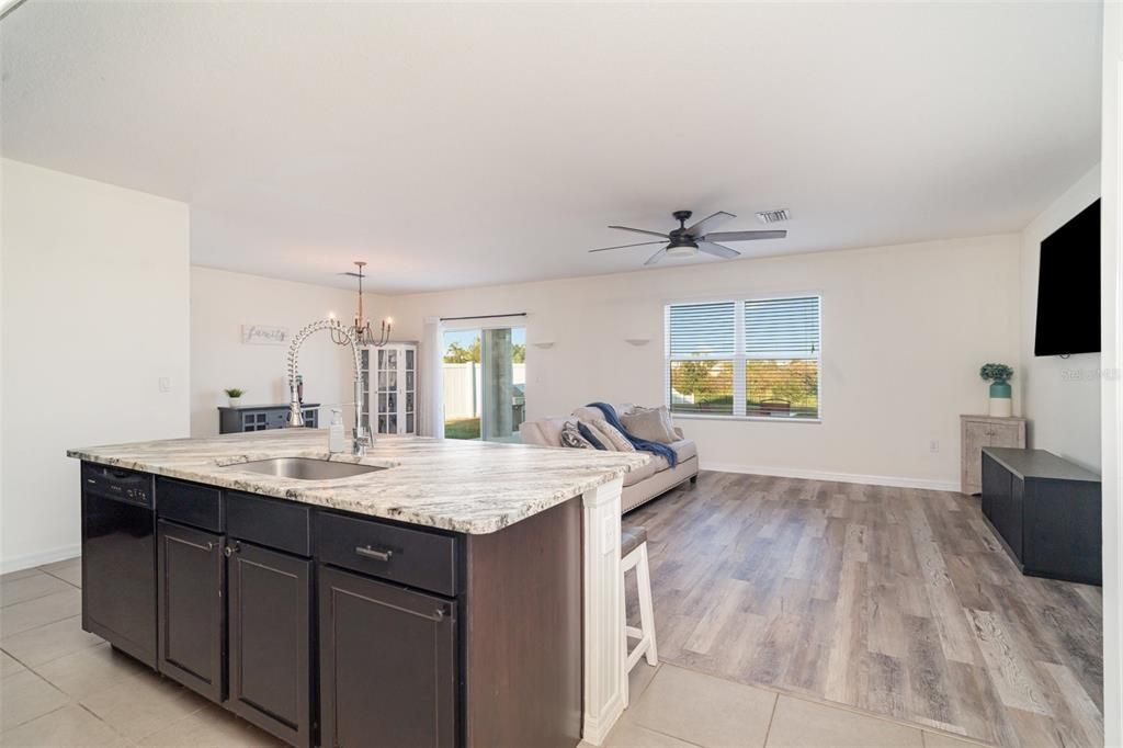 En Venta: $435,000 (4 camas, 2 baños, 2316 Pies cuadrados)