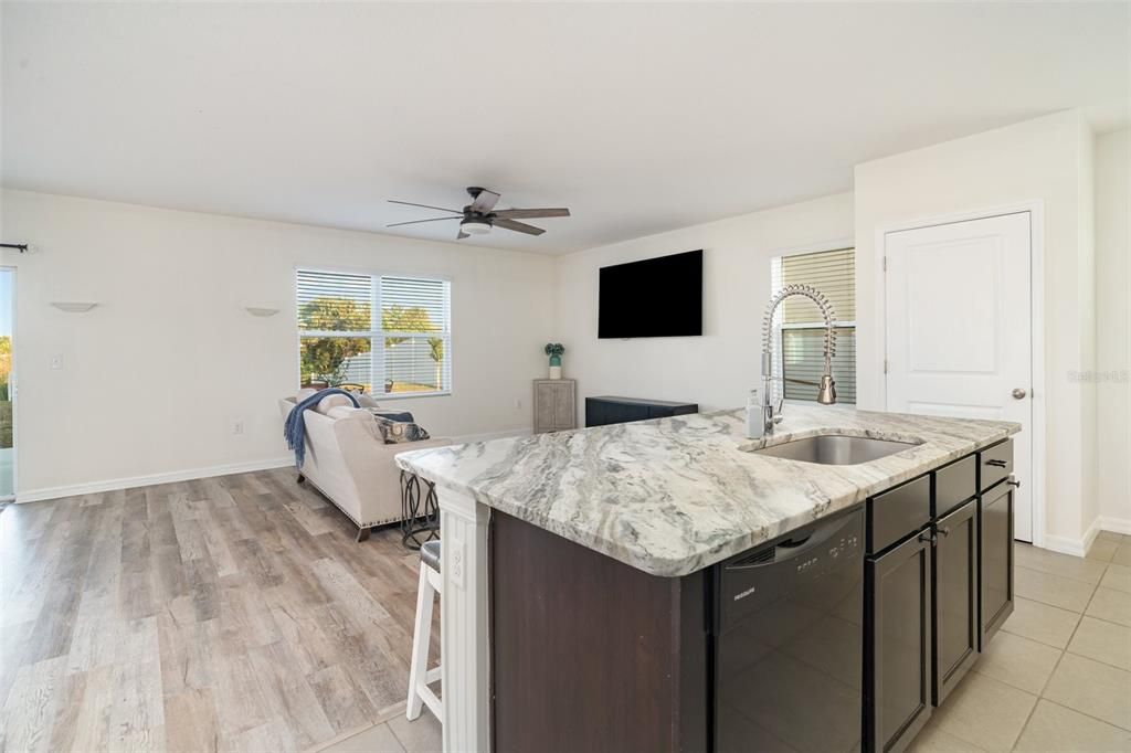 En Venta: $435,000 (4 camas, 2 baños, 2316 Pies cuadrados)