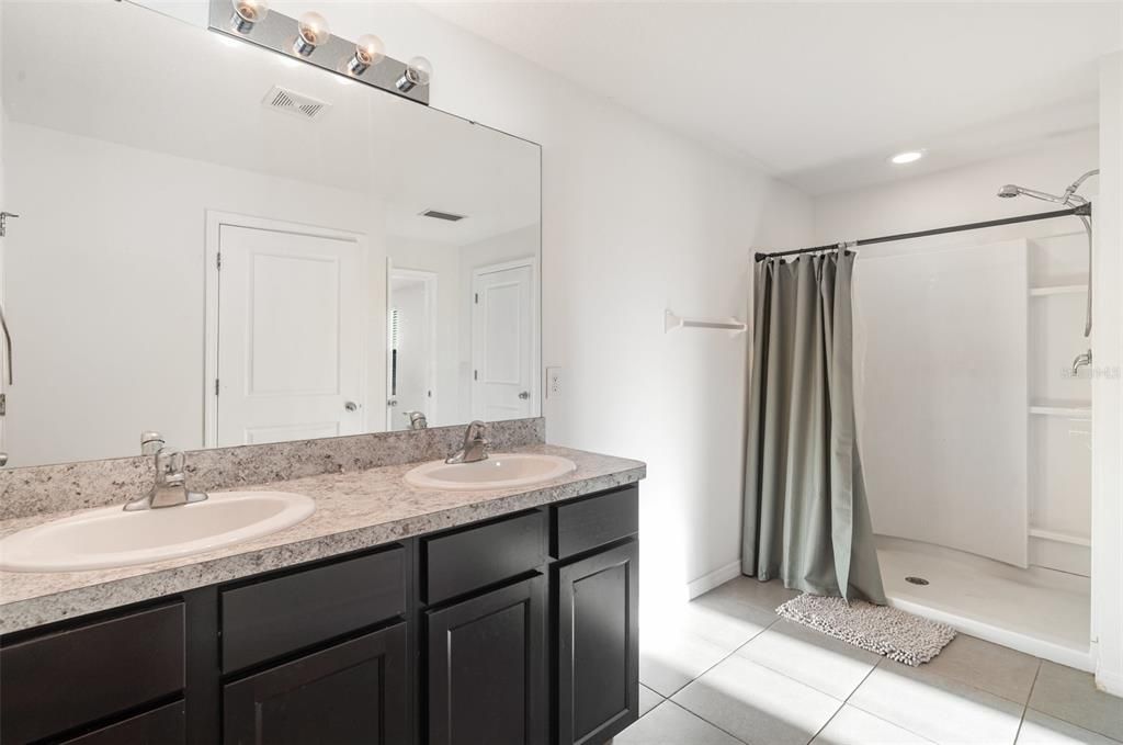 En Venta: $435,000 (4 camas, 2 baños, 2316 Pies cuadrados)