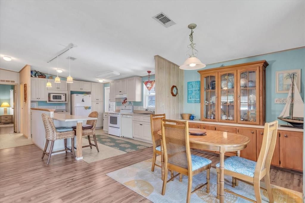 На продажу: $180,000 (2 спален, 2 ванн, 1260 Квадратных фут)