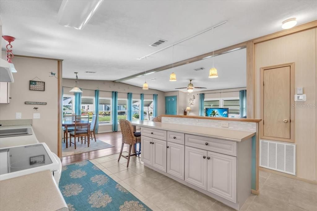 На продажу: $180,000 (2 спален, 2 ванн, 1260 Квадратных фут)