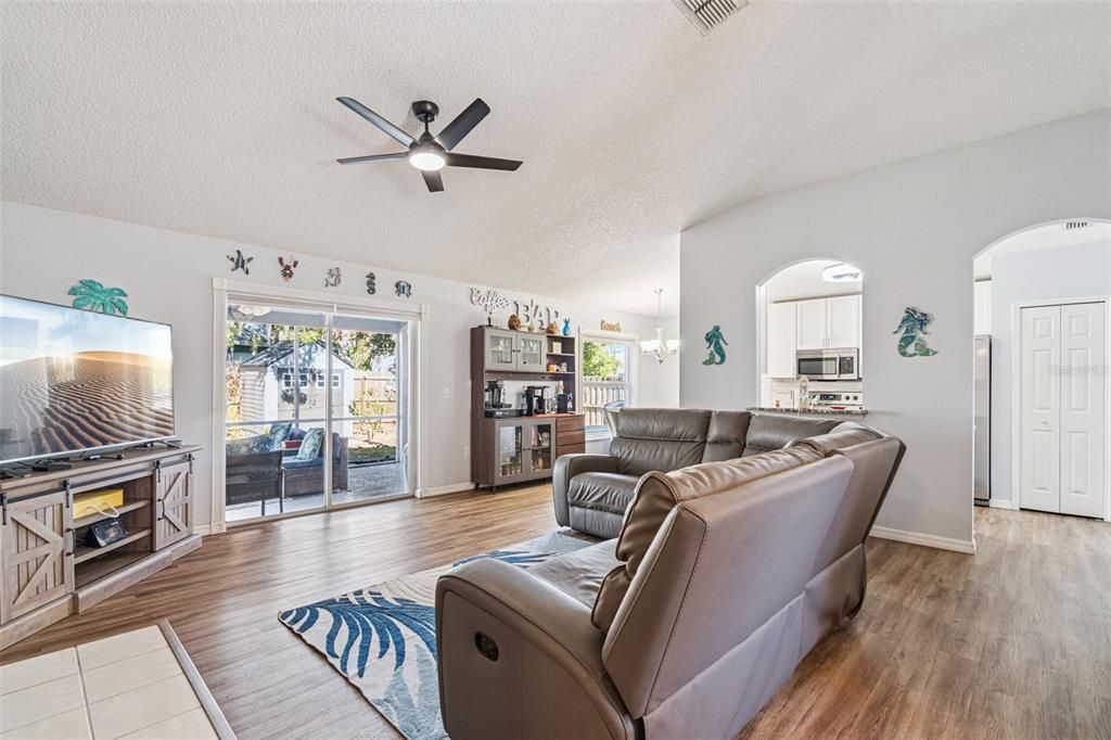 En Venta: $319,900 (3 camas, 2 baños, 1208 Pies cuadrados)