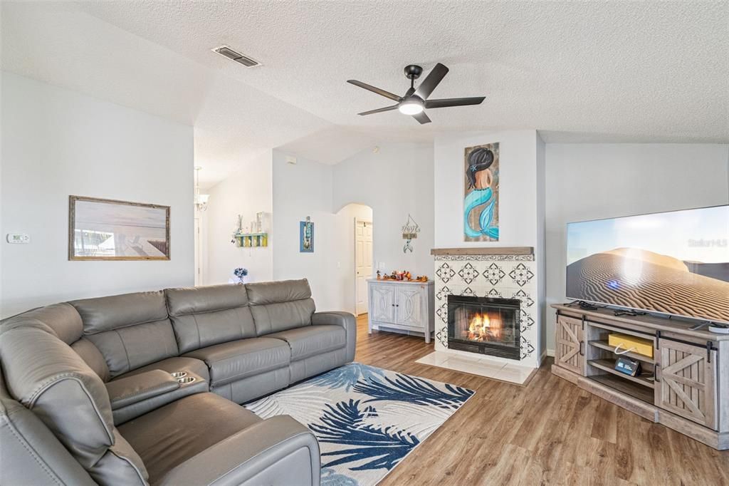 En Venta: $319,900 (3 camas, 2 baños, 1208 Pies cuadrados)