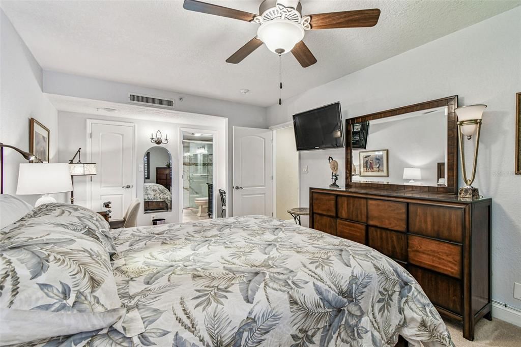 For Sale: $418,900 (2 beds, 2 baths, 1210 Square Feet)