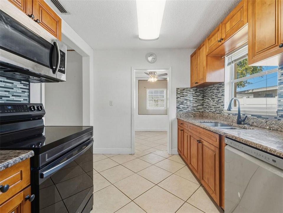 待售: $295,000 (3 贝兹, 1 浴室, 1259 平方英尺)