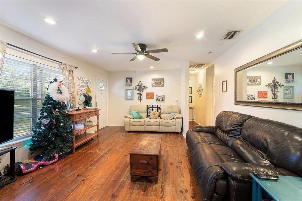 For Sale: $495,000 (2 beds, 1 baths, 1080 Square Feet)
