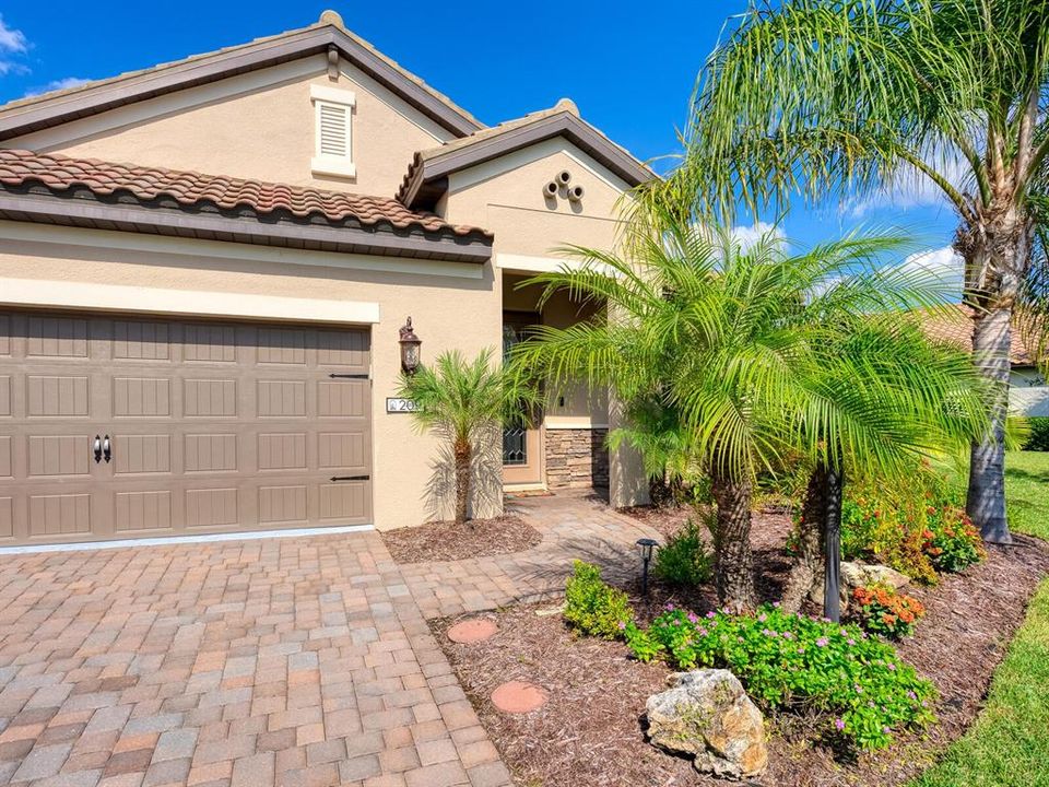 For Sale: $549,900 (3 beds, 3 baths, 2104 Square Feet)