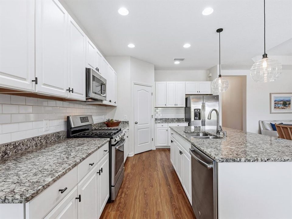 For Sale: $549,900 (3 beds, 3 baths, 2104 Square Feet)