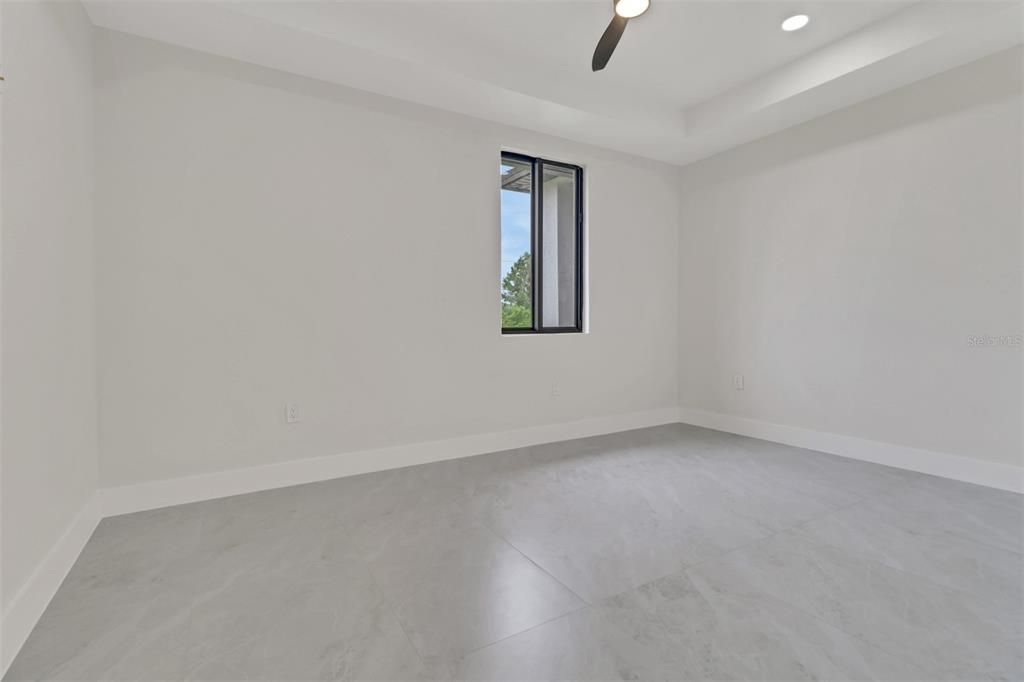 На продажу: $539,900 (6 спален, 0 ванн, 1200 Квадратных фут)