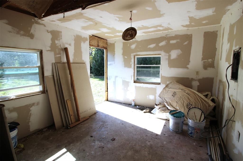 For Sale: $169,900 (2 beds, 1 baths, 780 Square Feet)