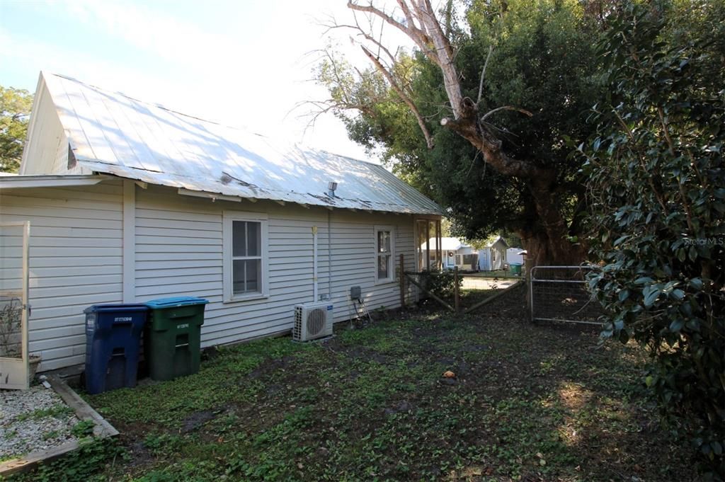 For Sale: $169,900 (2 beds, 1 baths, 780 Square Feet)