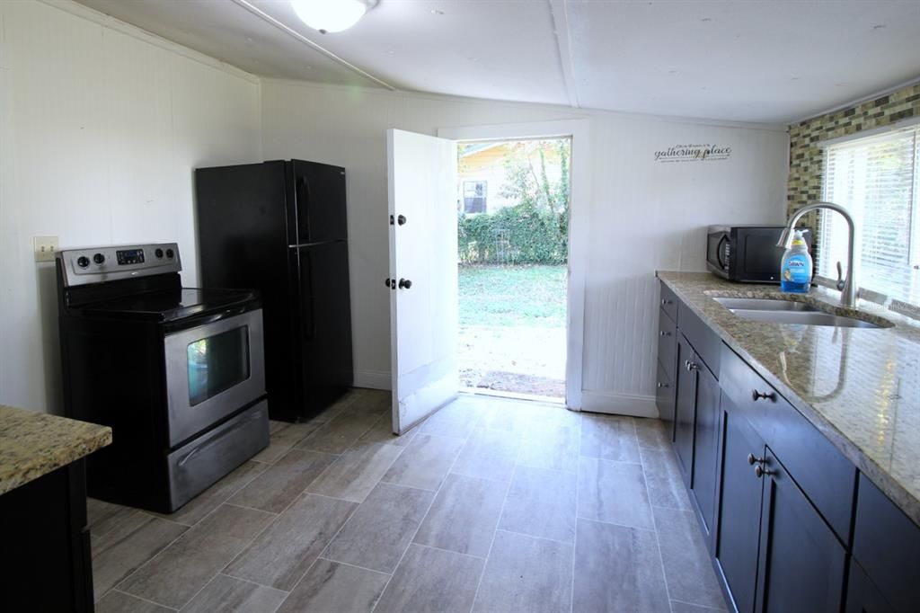 For Sale: $169,900 (2 beds, 1 baths, 780 Square Feet)