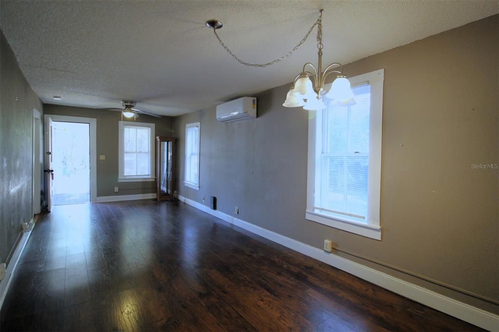 For Sale: $169,900 (2 beds, 1 baths, 780 Square Feet)