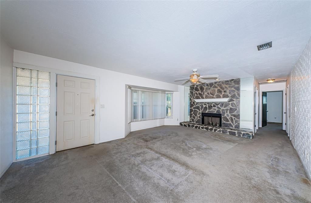 合同活跃: $400,000 (3 贝兹, 2 浴室, 1517 平方英尺)