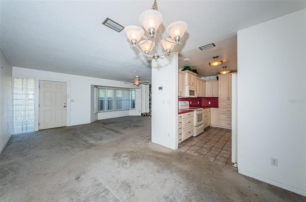 合同活跃: $400,000 (3 贝兹, 2 浴室, 1517 平方英尺)