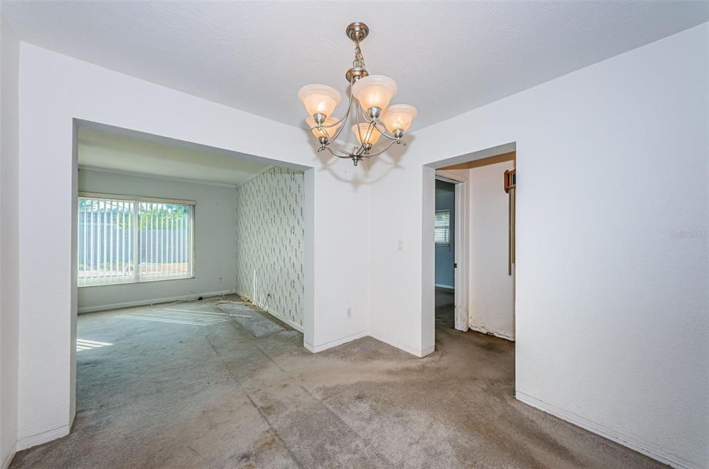 合同活跃: $400,000 (3 贝兹, 2 浴室, 1517 平方英尺)