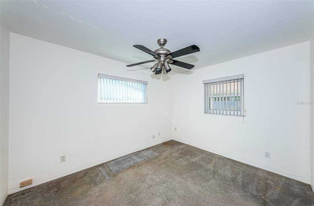 合同活跃: $400,000 (3 贝兹, 2 浴室, 1517 平方英尺)