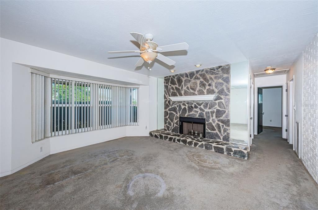 合同活跃: $400,000 (3 贝兹, 2 浴室, 1517 平方英尺)