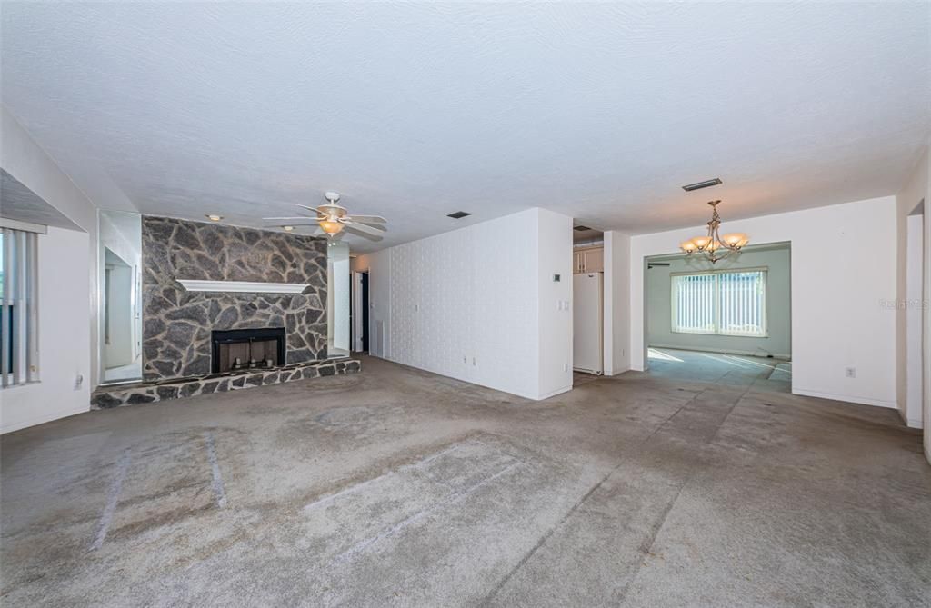 合同活跃: $400,000 (3 贝兹, 2 浴室, 1517 平方英尺)