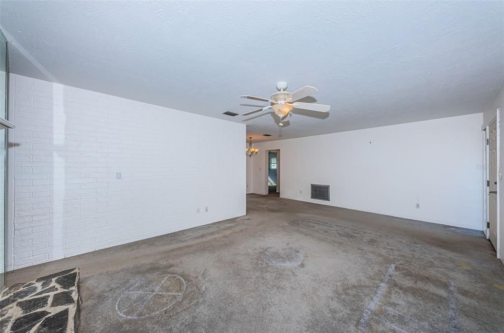 合同活跃: $400,000 (3 贝兹, 2 浴室, 1517 平方英尺)