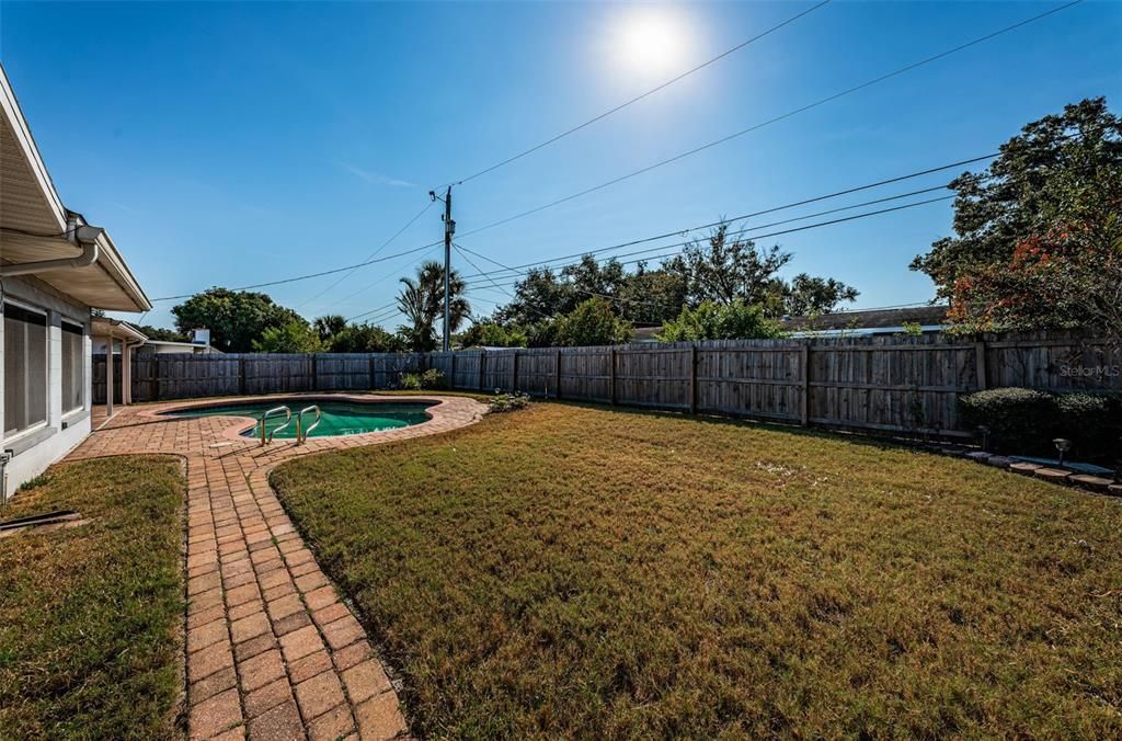 合同活跃: $400,000 (3 贝兹, 2 浴室, 1517 平方英尺)