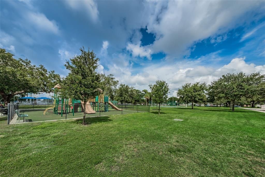 合同活跃: $400,000 (3 贝兹, 2 浴室, 1517 平方英尺)