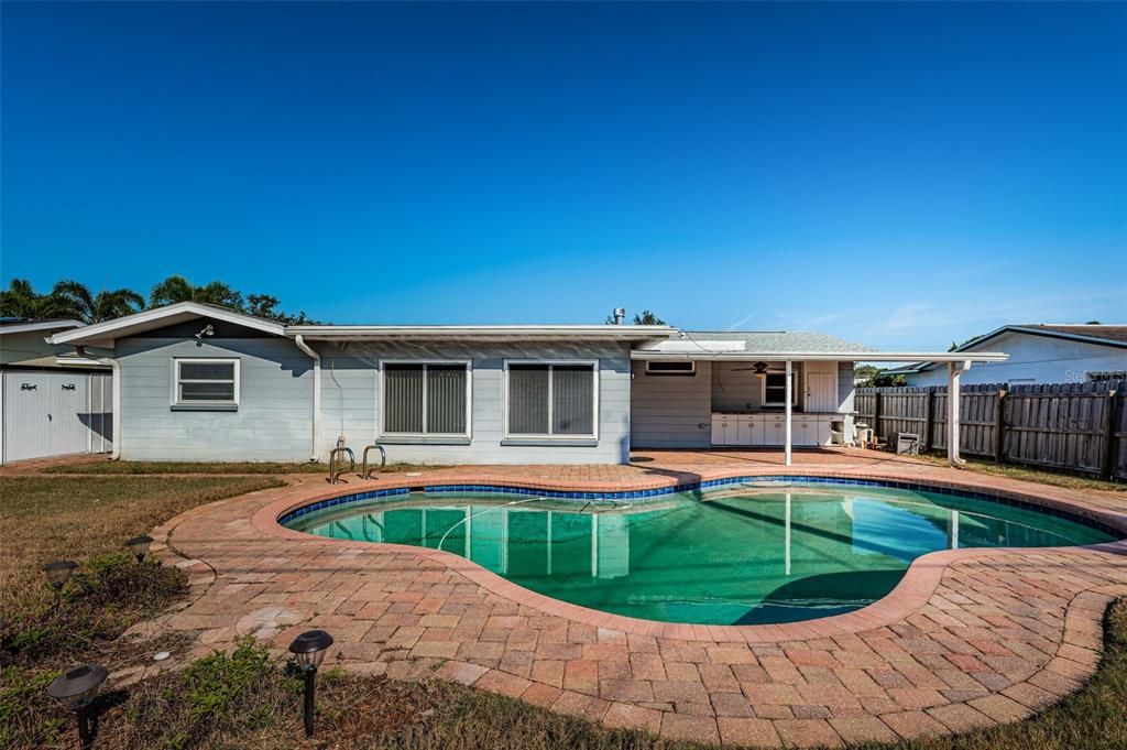 合同活跃: $400,000 (3 贝兹, 2 浴室, 1517 平方英尺)