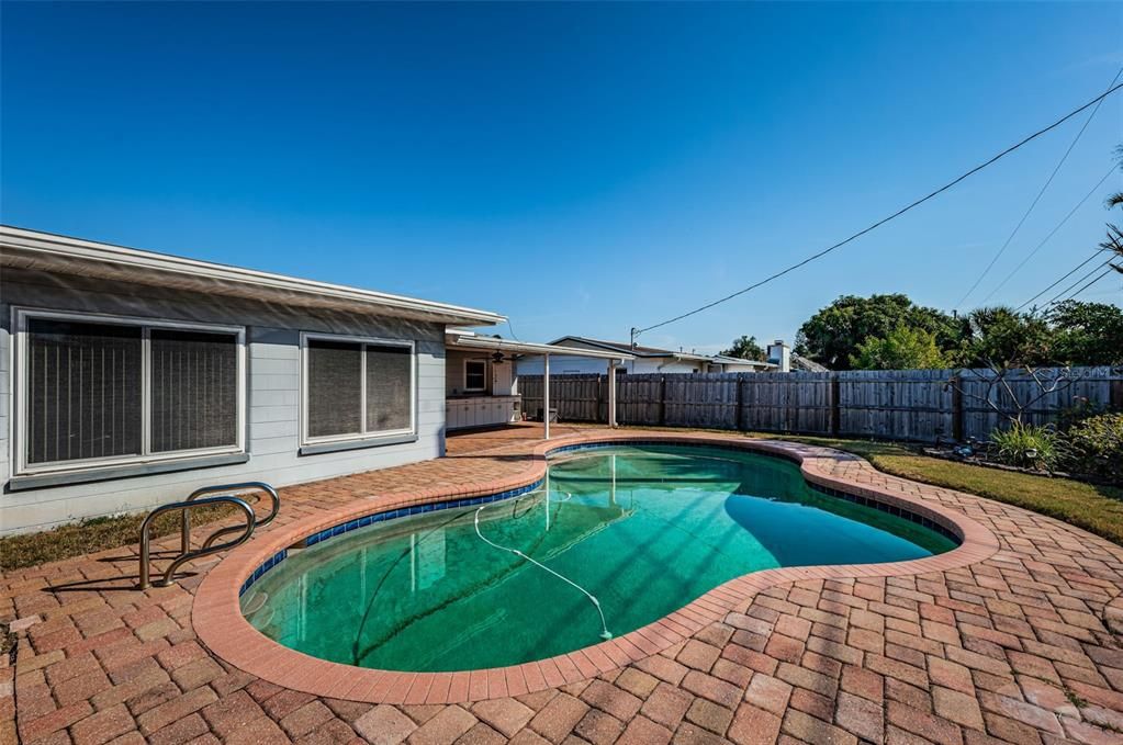 合同活跃: $400,000 (3 贝兹, 2 浴室, 1517 平方英尺)