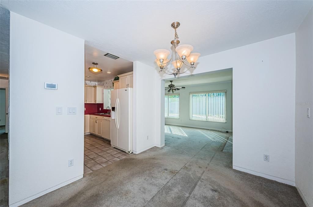 合同活跃: $400,000 (3 贝兹, 2 浴室, 1517 平方英尺)