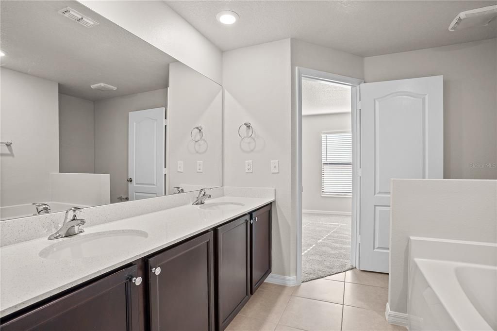 待售: $325,000 (4 贝兹, 2 浴室, 1842 平方英尺)