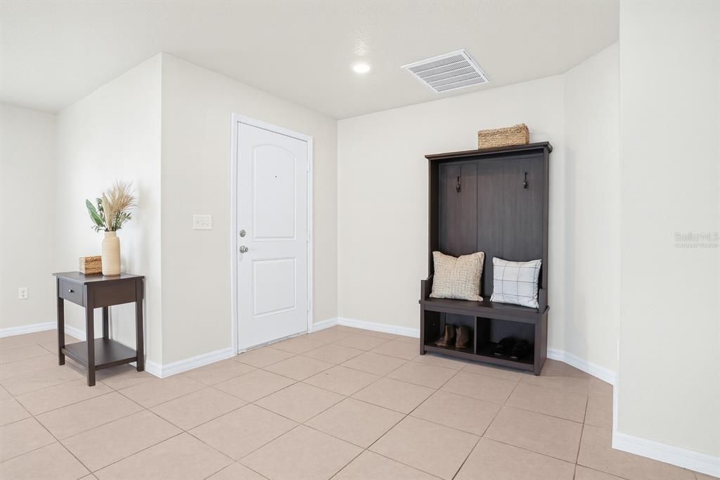 待售: $325,000 (4 贝兹, 2 浴室, 1842 平方英尺)