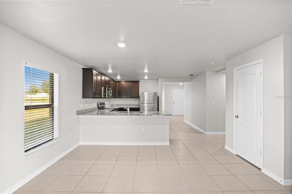 待售: $325,000 (4 贝兹, 2 浴室, 1842 平方英尺)