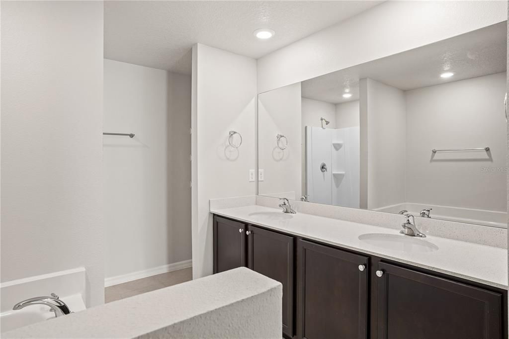 待售: $325,000 (4 贝兹, 2 浴室, 1842 平方英尺)