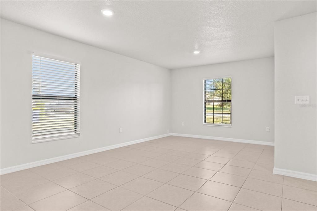 待售: $325,000 (4 贝兹, 2 浴室, 1842 平方英尺)