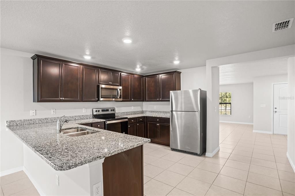 待售: $325,000 (4 贝兹, 2 浴室, 1842 平方英尺)