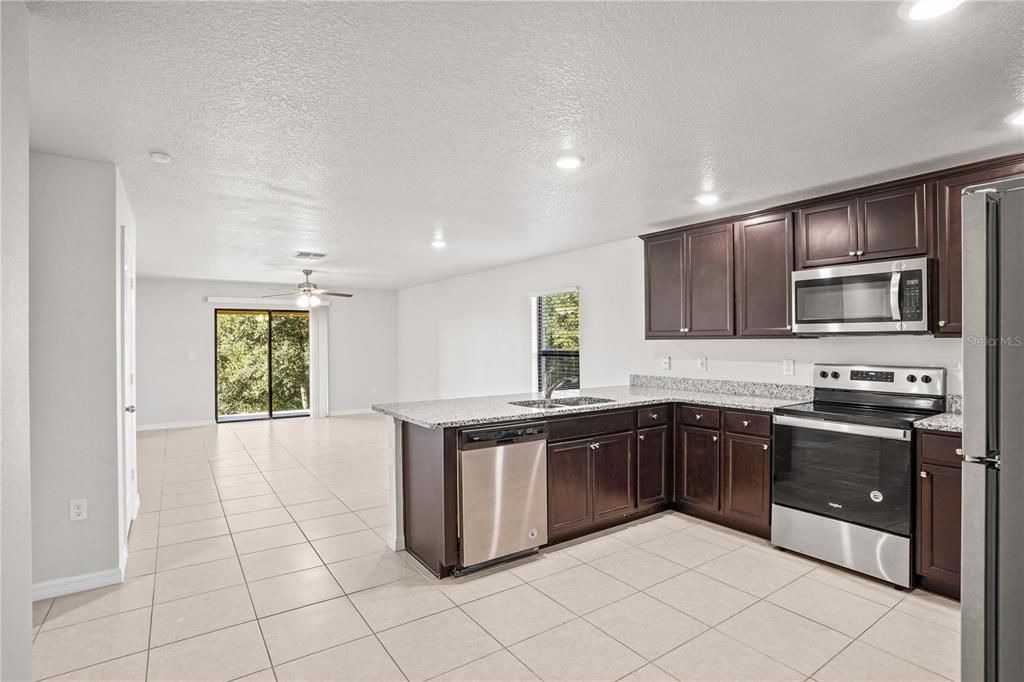 待售: $325,000 (4 贝兹, 2 浴室, 1842 平方英尺)