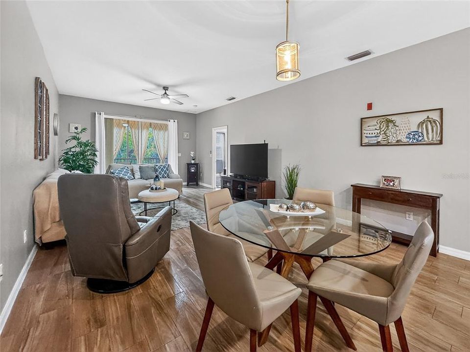 待售: $305,000 (2 贝兹, 2 浴室, 1326 平方英尺)