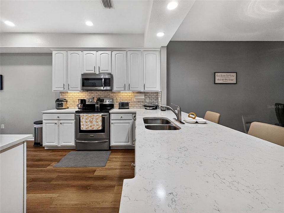 待售: $305,000 (2 贝兹, 2 浴室, 1326 平方英尺)