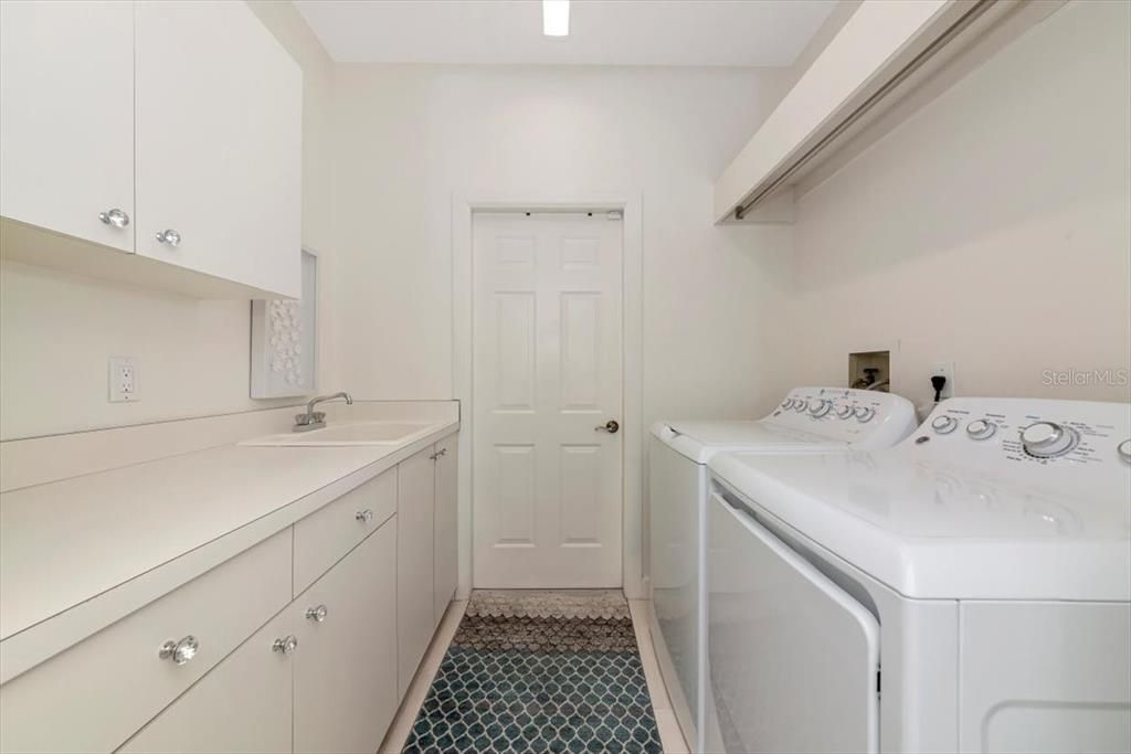 For Sale: $1,399,000 (5 beds, 3 baths, 2871 Square Feet)