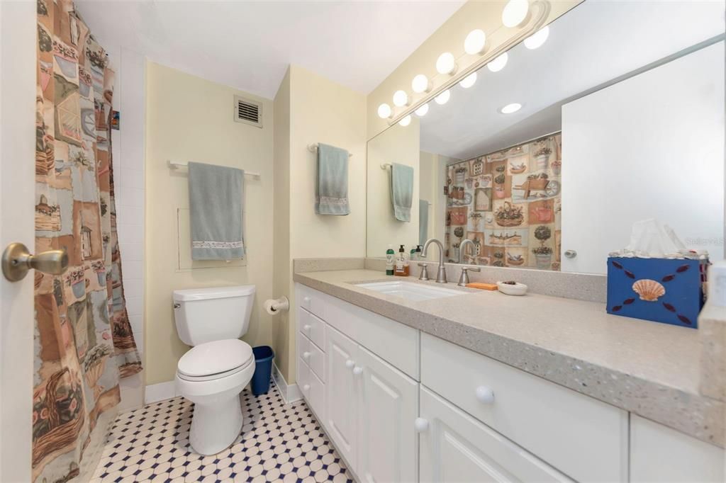 待售: $469,900 (1 贝兹, 1 浴室, 728 平方英尺)