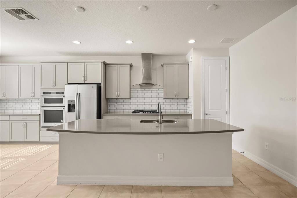 For Sale: $850,000 (3 beds, 3 baths, 2814 Square Feet)