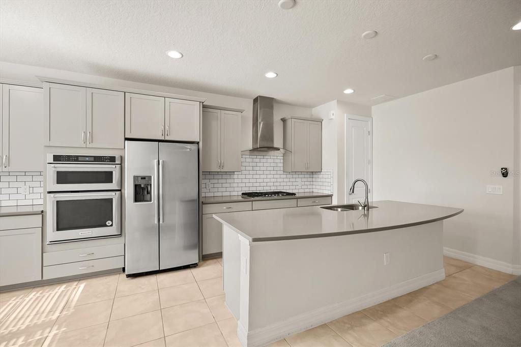 For Sale: $850,000 (3 beds, 3 baths, 2814 Square Feet)